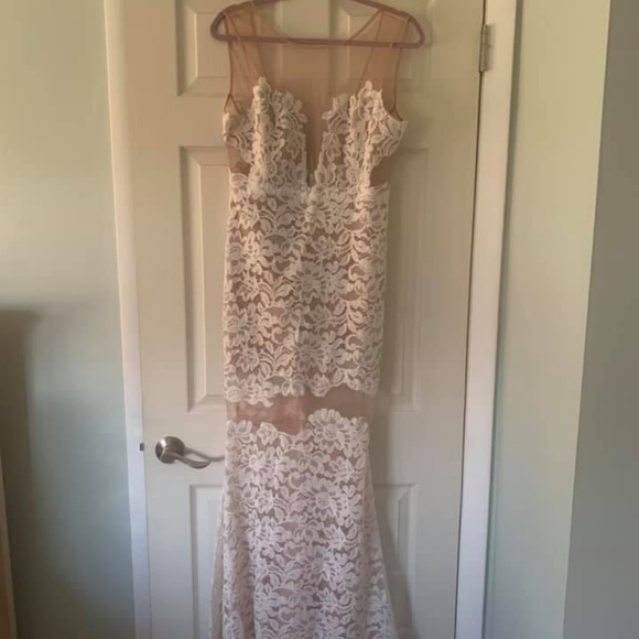 BCBG MaxAzria Ivory "Rayna" Gown - Picture 3 of 4